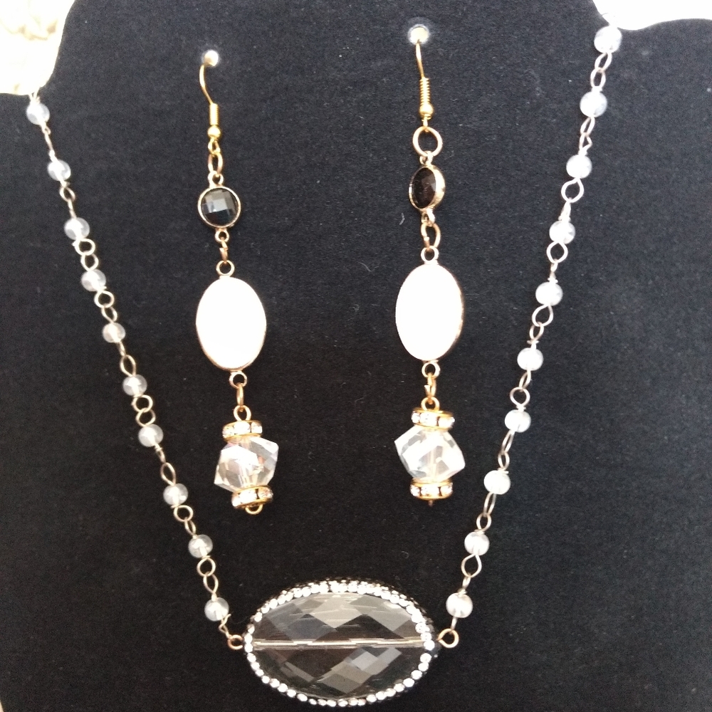 Elegant Necklace and earrings set